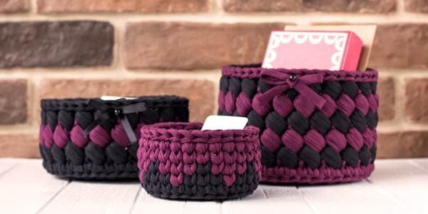 Organizadores tejidos en crochet, ideales para almacenamiento y decoración artesanal.